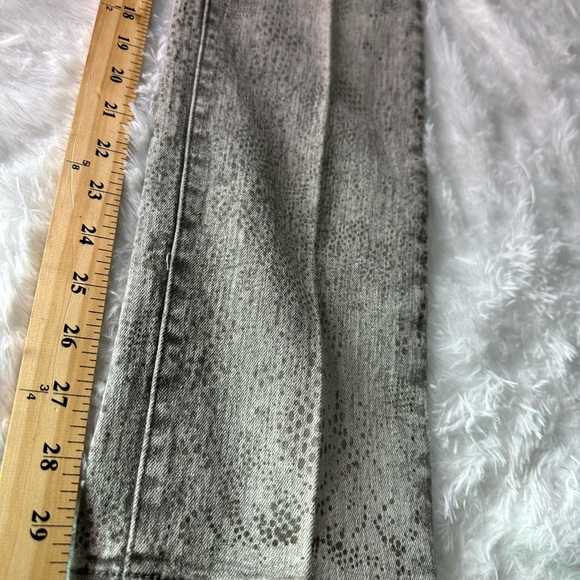 One 5 One Gray Snakeskin Print Slim Leg Jeans - Women's Size 12 - Picture 13 of 13